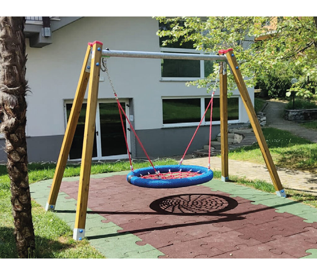 AXI Altalena A Bilanciere Per Bambini - Sedile In Plastica Rossa - 4